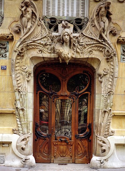 Puerta de entrada a los apartamentos en 29 Avenue Rapp, diseñada en 1901 de Jules Lavirotte